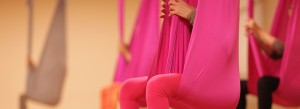 Personen in Aerial Yoga Tüchern