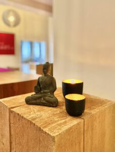 Holzstele mit Buddha und Teelicher