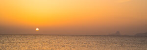 rot-gelber Sonnenuntergang über dem Meer