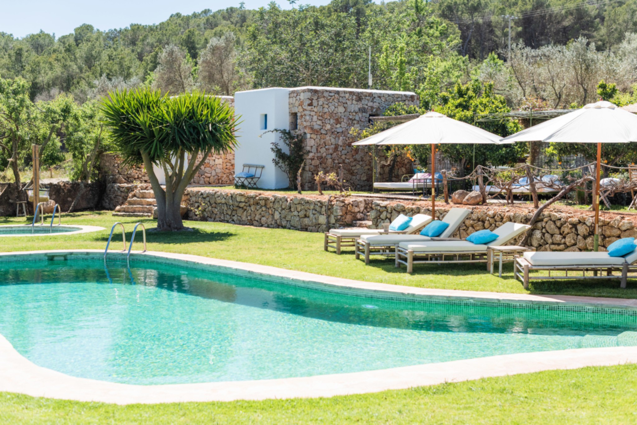 Pool und Liegestühle im Es Cucons Ibiza - Yogaferien - Orange Room