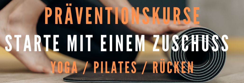 Yogi rollt schwarze Yogamatte aus