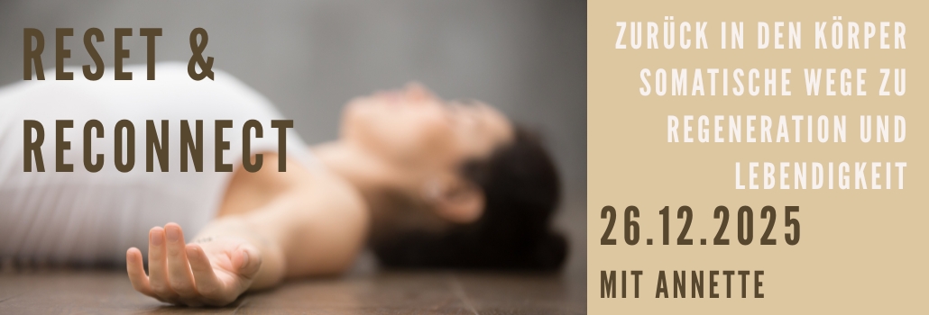 Frau liegt entspannt am Boden