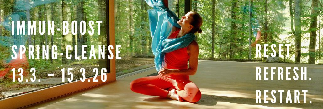 Yogini im Wald beim Sonnengruß