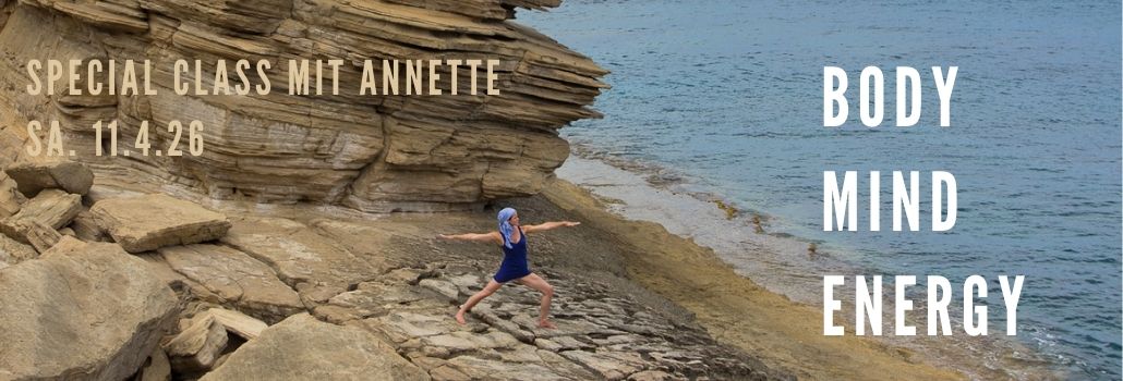 FRAU IM KRIEGER ZWEI AUF FELSEN