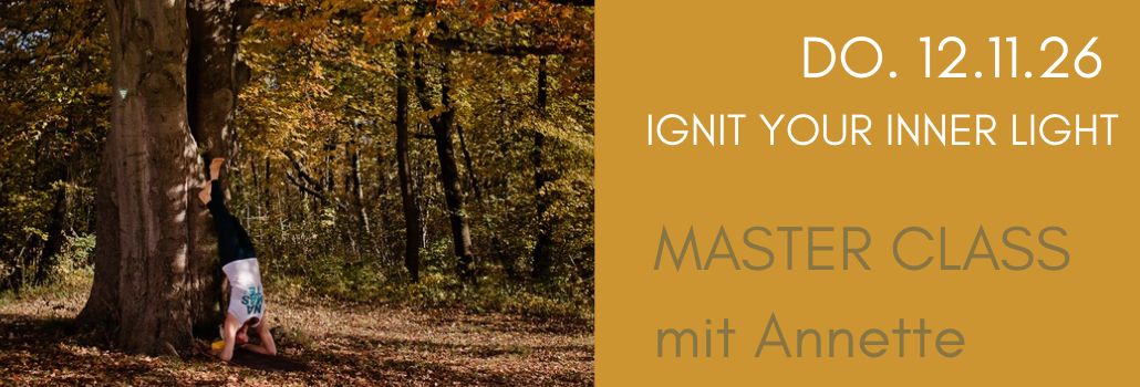 YOGI AM BAUM UNTERARMSTAND