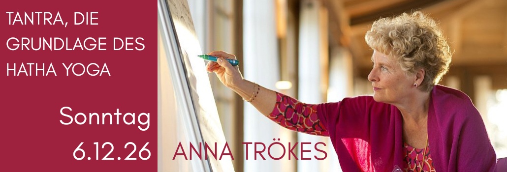 ANNA TRÖKES TEACHING MIT PINKER BLUSE