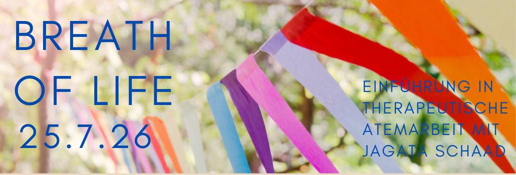 BUNTE FAHNEN WEHEN IM WIND