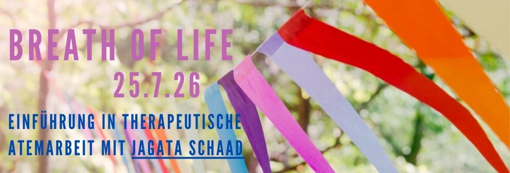 BUNTE FAHNEN WEHEN IM WIND