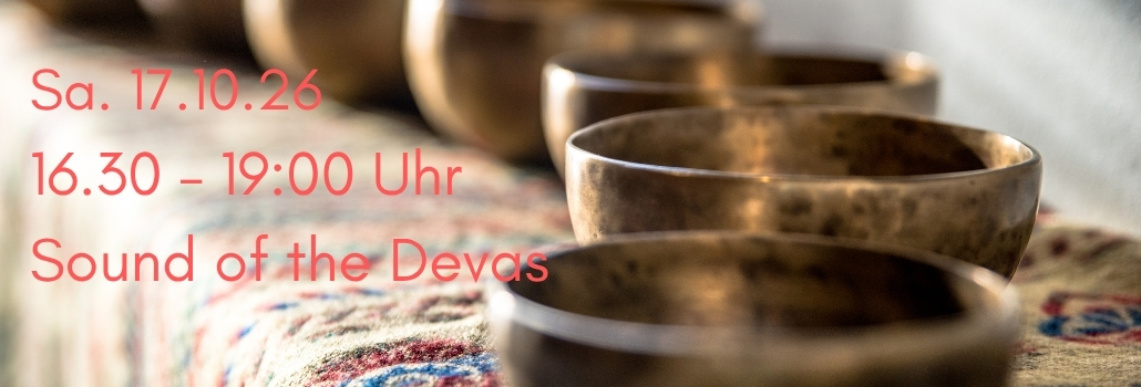 Klangschalen auf bestickter Decke